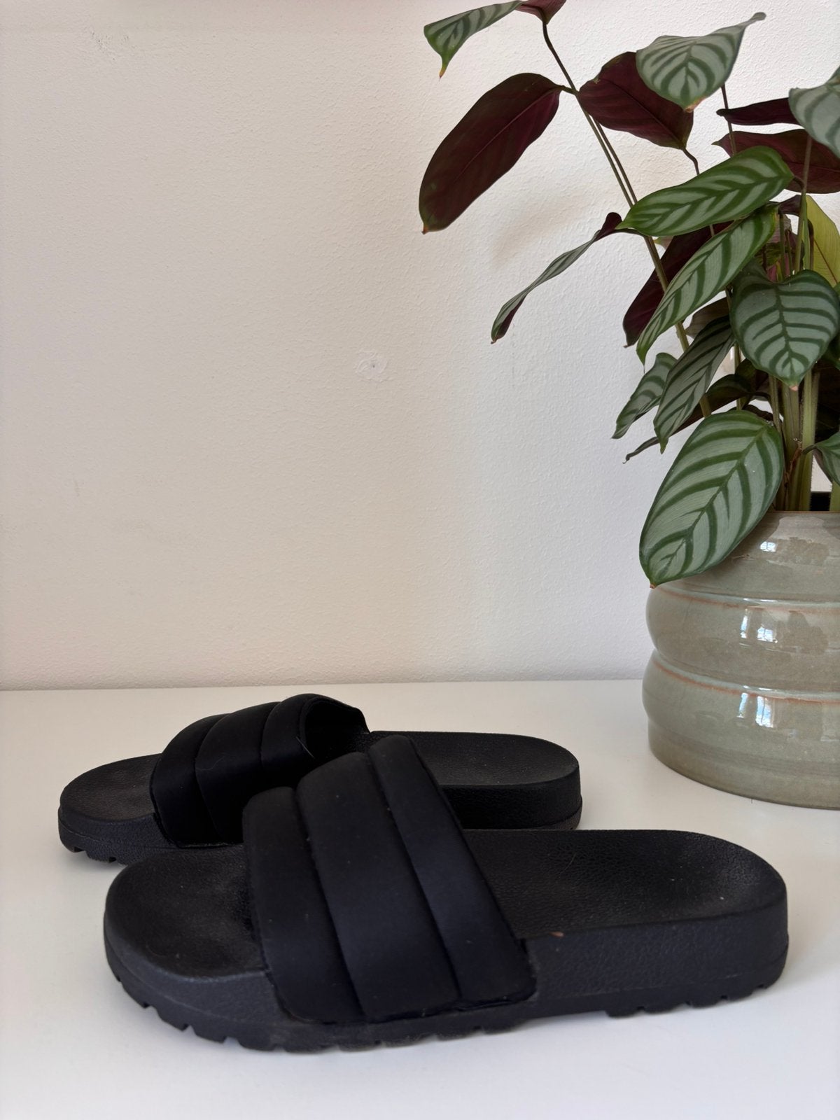 Zwarte slippers, Slippers, Zwart, Ophalen of Verzenden, Gedragen