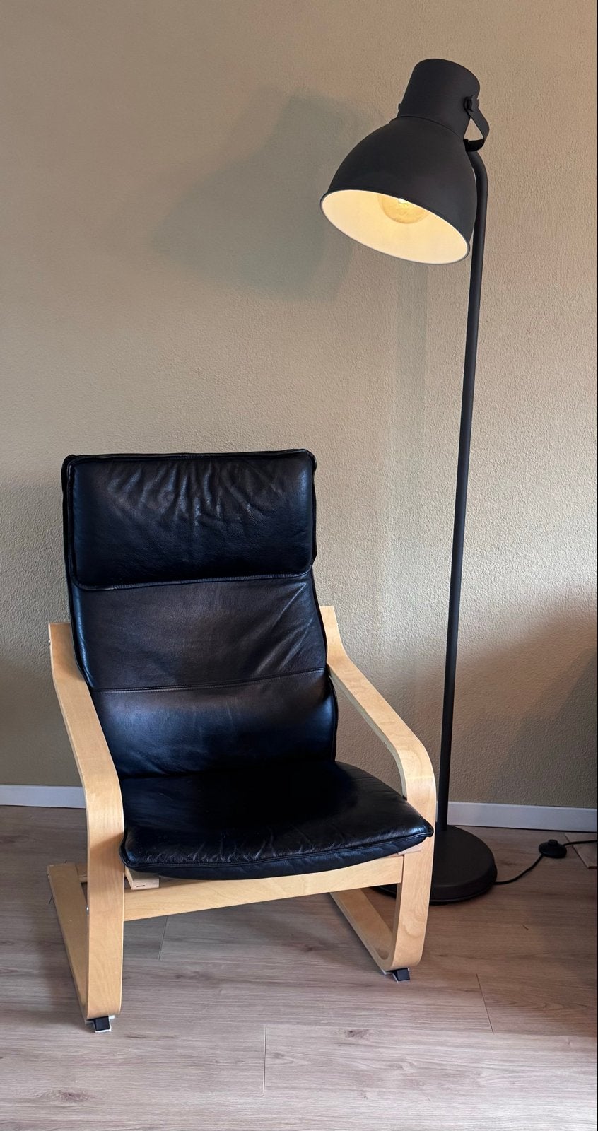 Ikea poäng zwart leer en vloerlamp., Huis en Inrichting, Ophalen, Gebruikt, Zwart, Eén