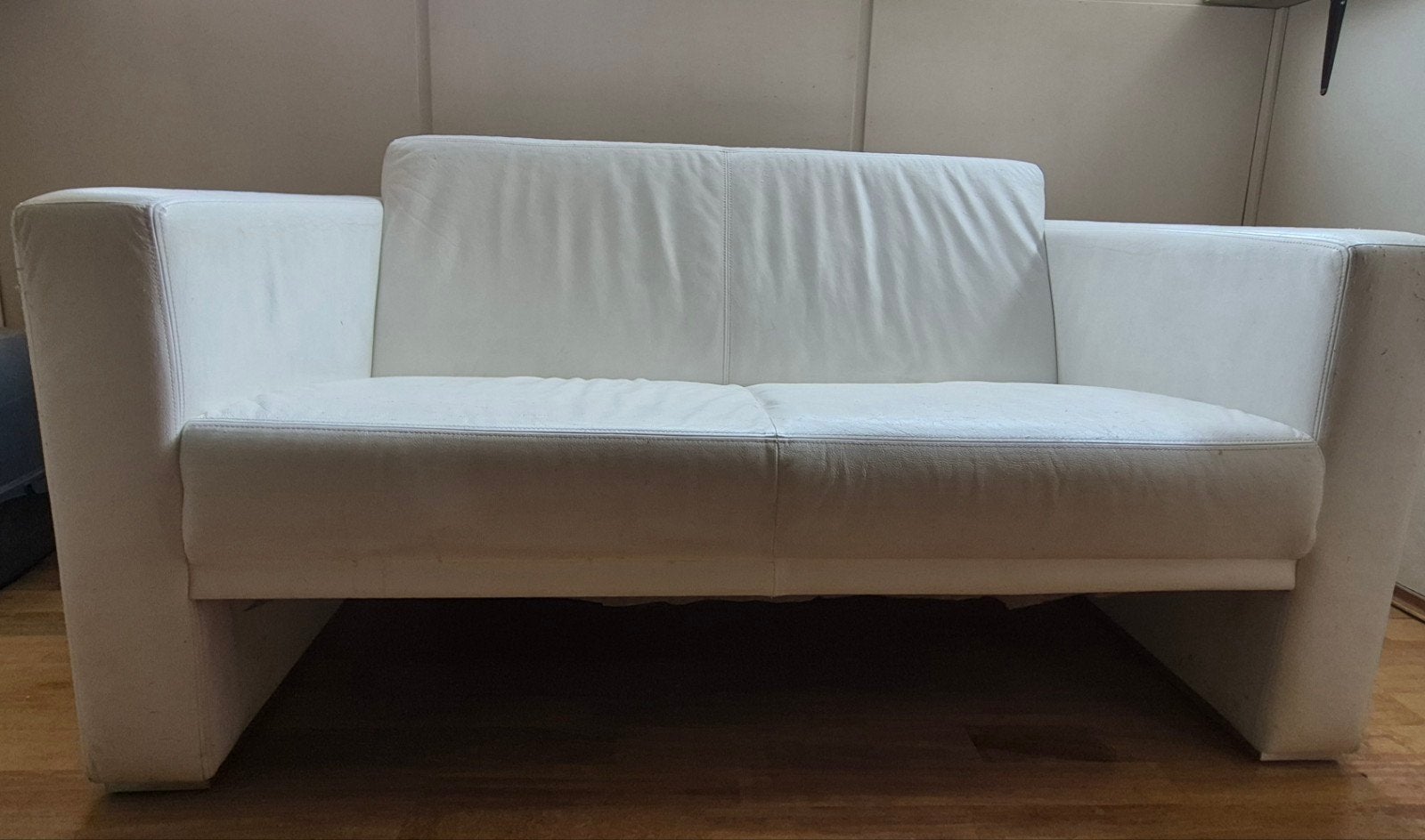 Gratis af te halen wit leren 2 zitsbank, Huis en Inrichting, Ophalen, Gebruikt, 150 tot 200 cm, Tweepersoons