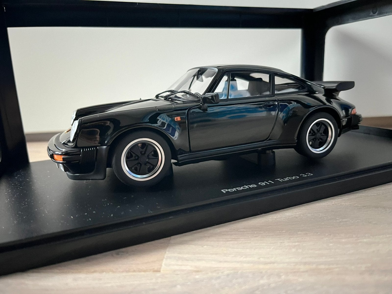 Porsche 911 (930) Turbo 1986 zwart #77981 Autoart 1:18, Hobby en Vrije tijd, Modelauto's | 1:18, Ophalen of Verzenden, Zo goed als nieuw