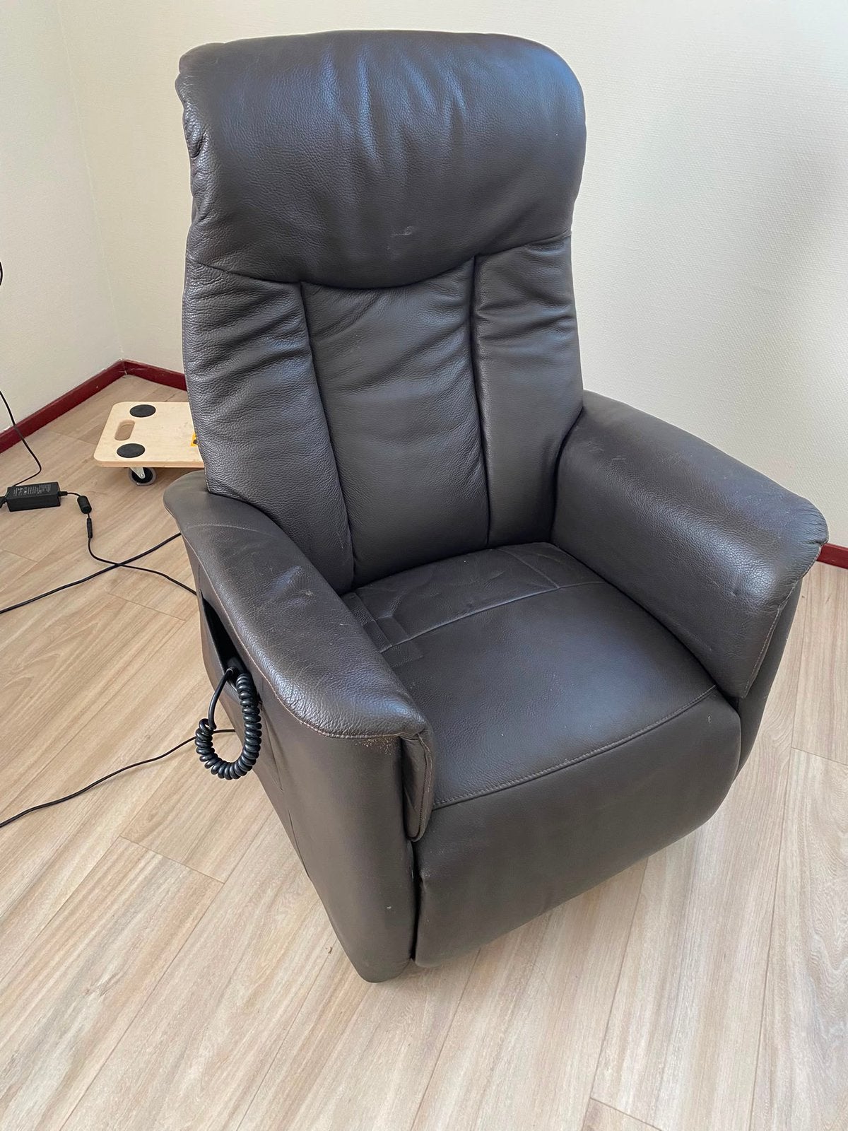 Leren elektrische  relax/ sta op stoel., Huis en Inrichting, Fauteuils, Ophalen, Zo goed als nieuw, 50 tot 75 cm