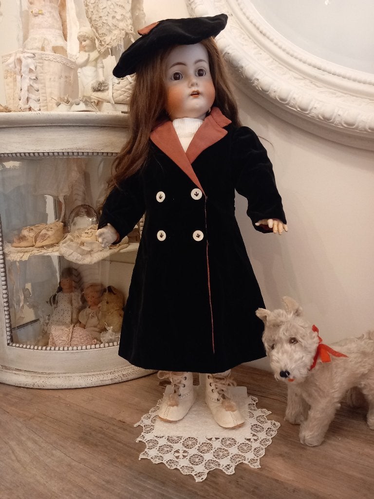 Antiek fluwelen poppen jasje met baret.uit Frankrijk., Ophalen of Verzenden, Zo goed als nieuw, Kleertjes