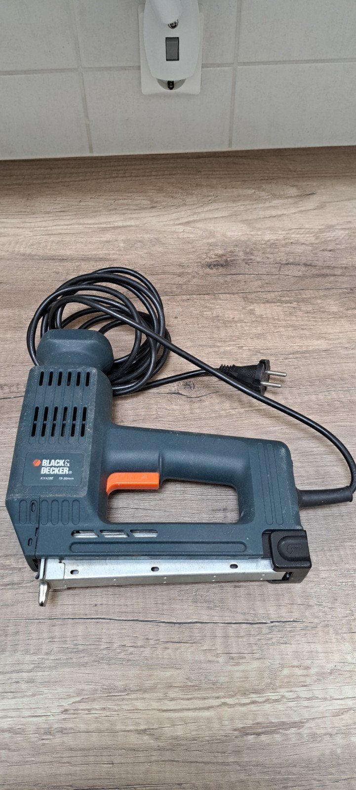 Black & Decker KX428E elektrische tacker/nietmachine, Ophalen of Verzenden, Gebruikt, Tacker/nietmachine, Overige merken