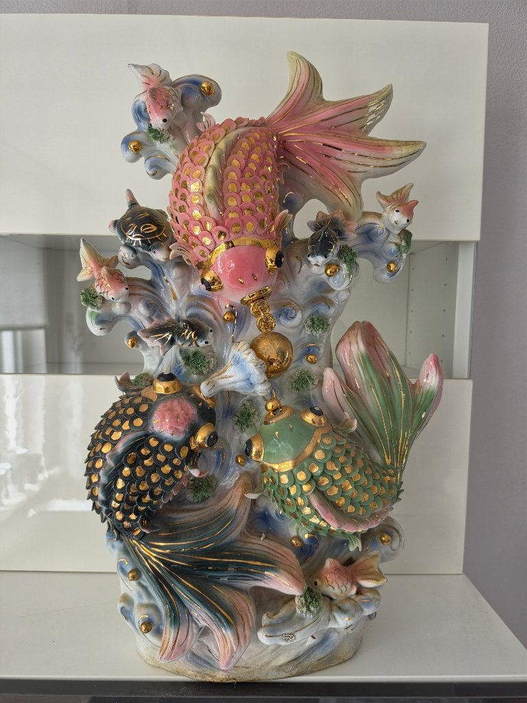 Grote porseleinen Chinese sculptuur met koi/goudvissen, Ophalen