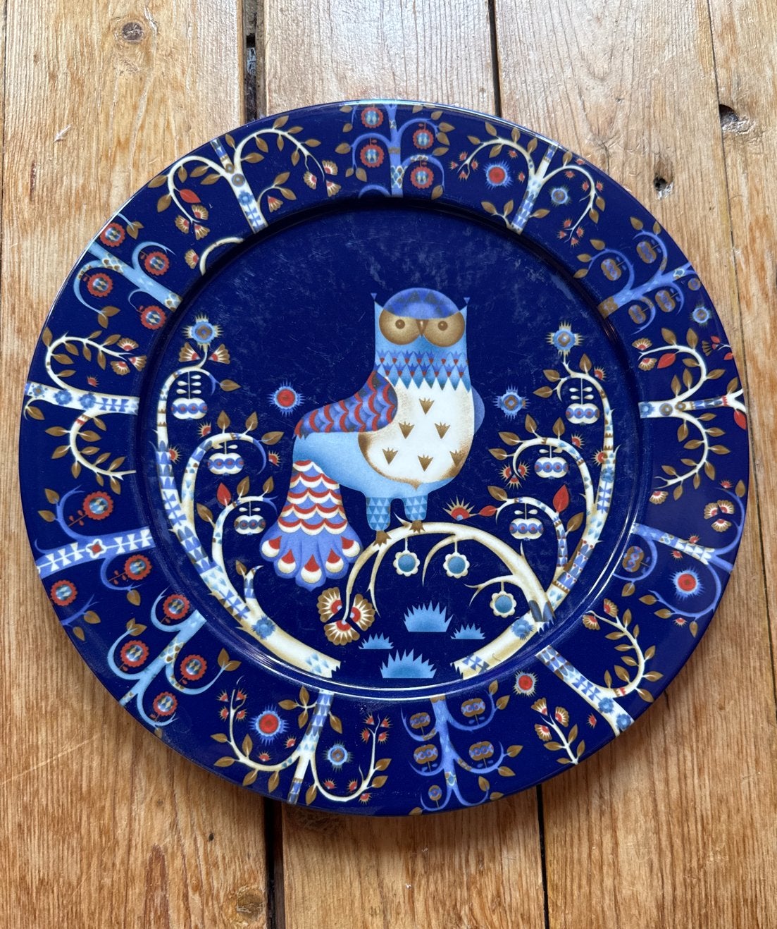 Iittala bord met Klaus Haapaniemi uil design, 30 cm, Gebruikt, Overige merken, Ophalen of Verzenden, Bord(en)