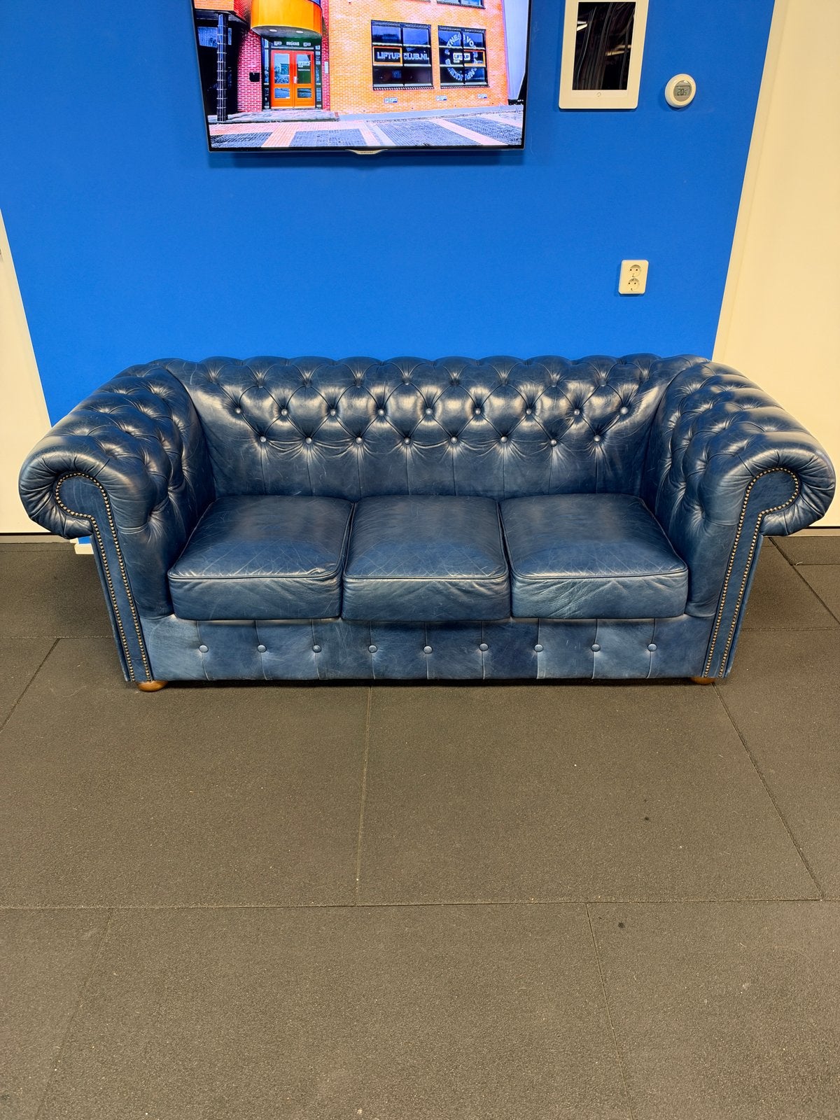 Blauwe 3-zits Chesterfield bank van leer, Huis en Inrichting, Ophalen, Gebruikt, Driepersoons, Rechte bank