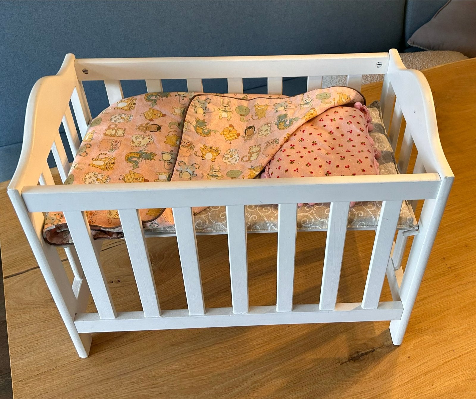Houten poppenbedje met beddengoed, Kinderen en Baby's, Speelgoed | Poppen, Ophalen, Gebruikt, Overige typen