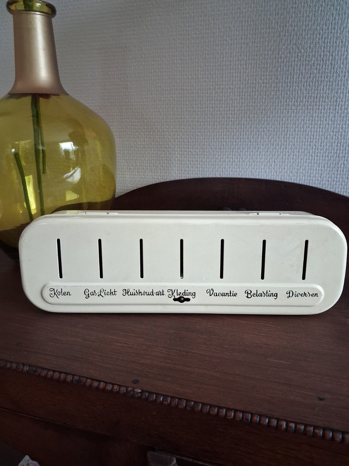 Vintage metalen spaarpot met vakjes en sleutel., Ophalen of Verzenden