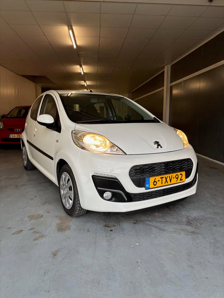 Peugeot 107 1.0 Active VOLLE APK!, Auto's, Voorwielaandrijving, Euro 5, Gebruikt, Zwart