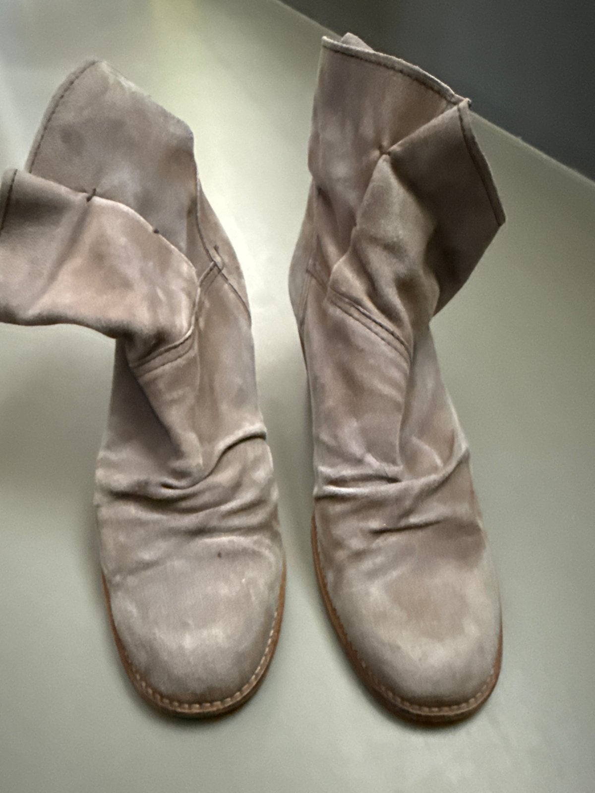 Suède enkellaarzen met hak - Maat 41, Ophalen of Verzenden, Gedragen, Beige, Lage of Enkellaarzen