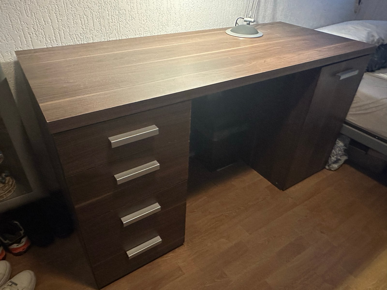 Gebruikt bureau met lichte waterschade, 145x60 cm, Huis en Inrichting, Bureaus, Ophalen, Gebruikt, Met lades, Spaanplaat of MDF