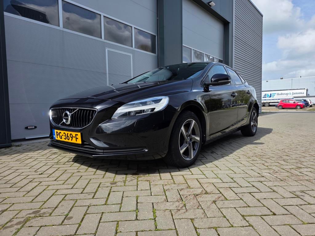 Volvo V40 D2 Nordic+ | Pano | Standkachel | Trekhaak | NAP |, Voorwielaandrijving, 4 cilinders, 1969 cc, Zwart