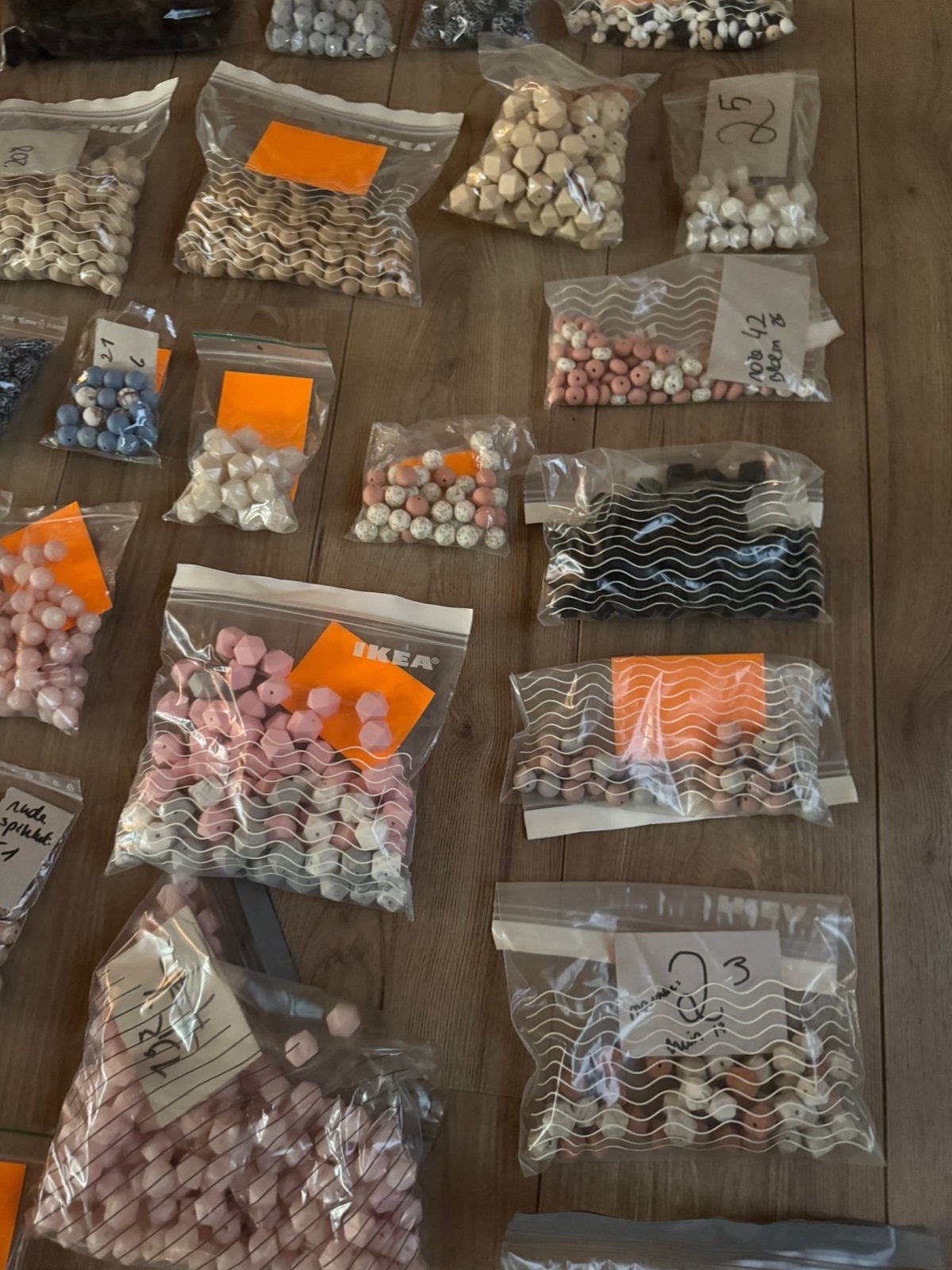 Foto 15 van Mega collectie van 6200+ siliconen kralen te koop