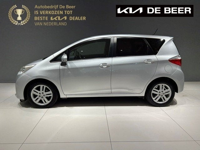 TOYOTA Verso-S 1.3 VVT-i 99pk CVT Dynamic Pano Trekhaak Clim, Auto's, Toyota, Stof, Gebruikt, Zwart, 4 cilinders