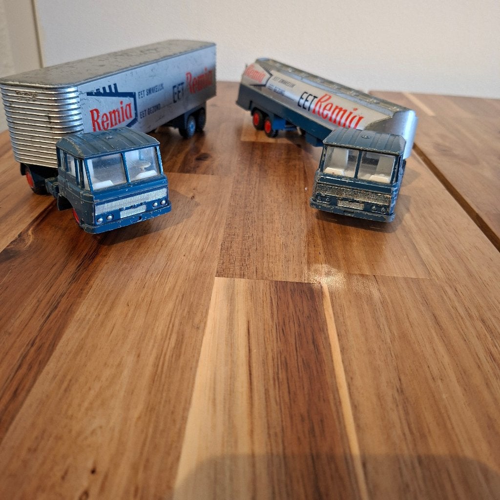 Vintage Lion Toys Remia vrachtwagens (2 stuks)/zie meerdere, Verzenden, Gebruikt, Bus of Vrachtwagen, Lion Toys