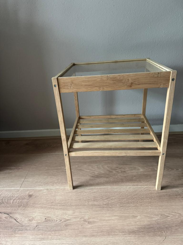 Bamboe bijzettafel met glazen blad (Ikea,Nesna), Minder dan 45 cm, Minder dan 55 cm, Gebruikt, Ophalen of Verzenden