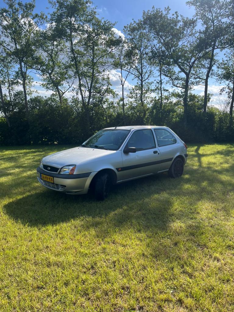 Ford Fiësta 1.3 I 3DR 2002 Grijs, Voorwielaandrijving, 1299 cc, 40 €/maand, 4 cilinders