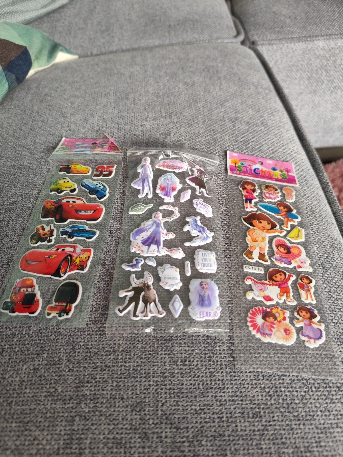 Gratis stickers: Cars, Frozen en Dora, Ophalen