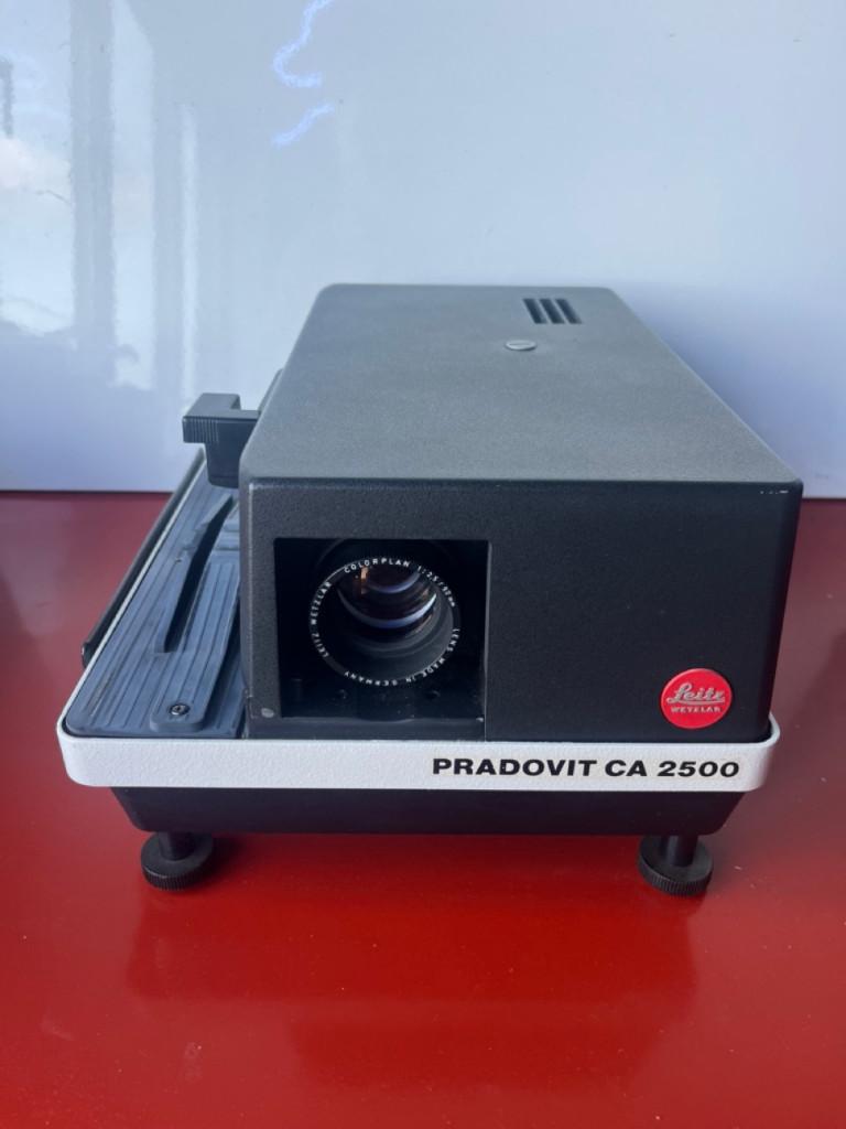 Leitz Diaprojector met opberglaadjes en accessoires., Ophalen of Verzenden, Gebruikt