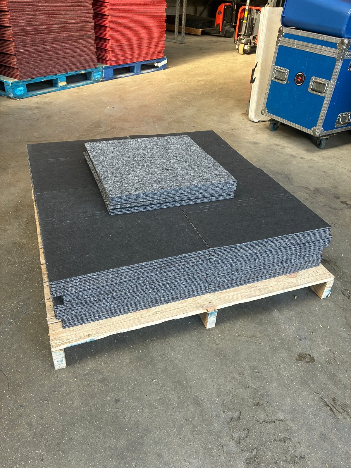 100m2 Tapijttegels/vloerbedekking 50x50 grijs, Ophalen, Zo goed als nieuw, Grijs, Tapijttegels