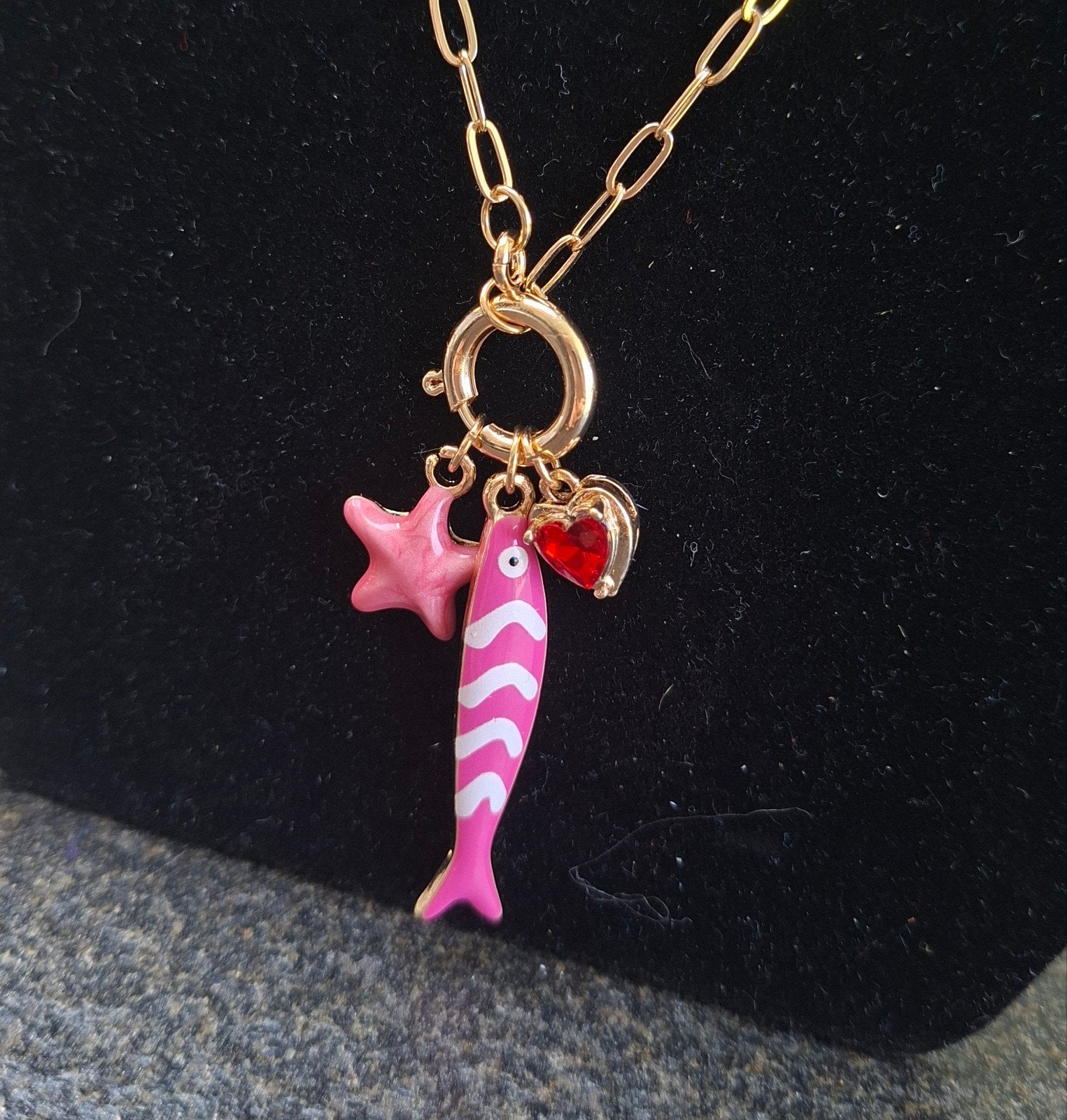 Gouden ketting met roze vis, zeester en hartje hanger, Overige materialen, Nieuw, Ophalen of Verzenden, Verstelbaar