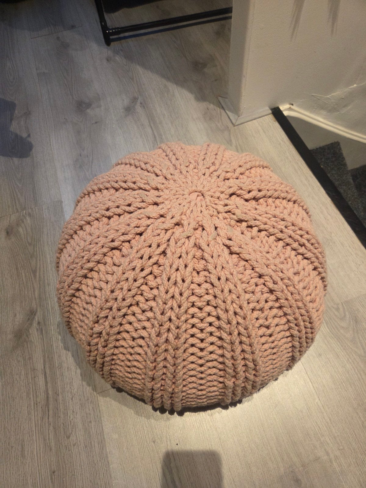 Roze gebreide poef - 50 cm doorsnede, Ophalen, Gebruikt, Stof, 50 tot 75 cm