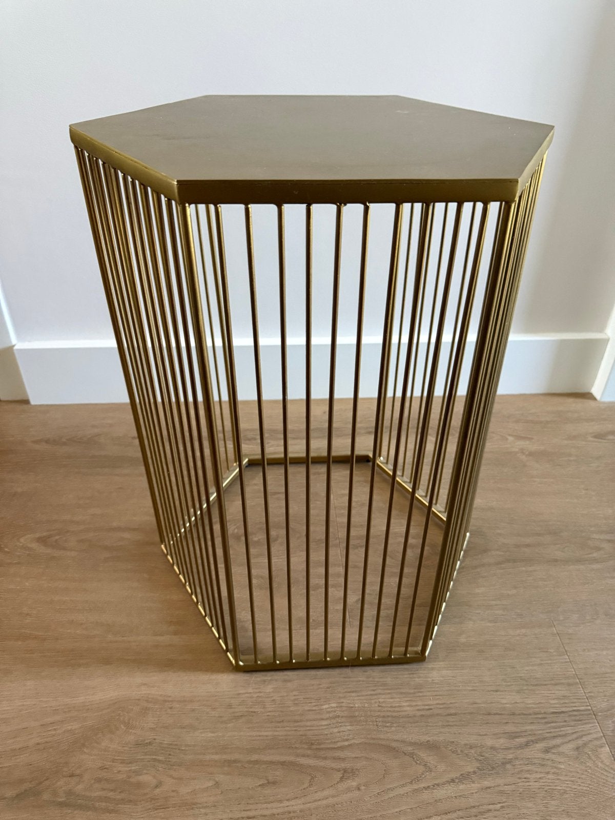 Gouden Bijzettafel - Zeshoekig Design, Huis en Inrichting, Minder dan 55 cm, Metaal of Aluminium, Zo goed als nieuw, Overige vormen
