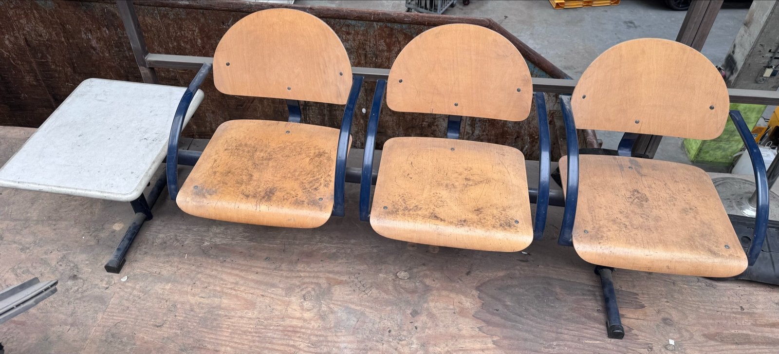 Wachtkamerbank met 3 stoelen en schrijfblad, Receptie of Entree, Ophalen of Verzenden, Gebruikt, Stoel