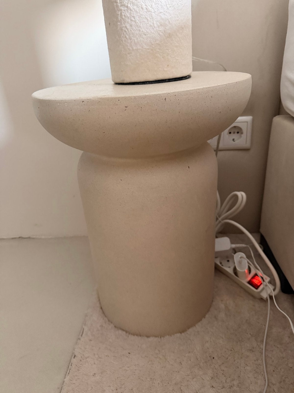 2 Bijzettafel LYDUM Ø34xH46 beige van Jysk - Nachtkastje, Huis en Inrichting, Overige materialen, Minder dan 55 cm, Rond, Zo goed als nieuw