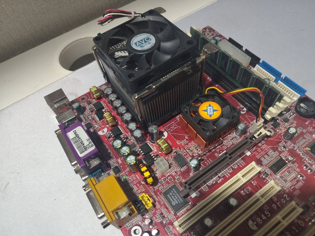 MSI 845 Pro2 (Gereviseerd) + P4 2.0A + 256MB SDRAM, Werkend, Ophalen