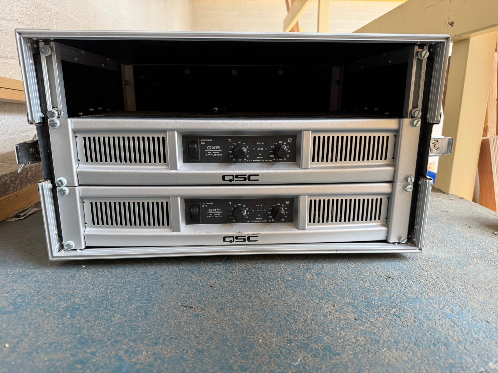 2 x QSC GX5 met ingebouwd scheidingsfilter., Ophalen of Verzenden, Gebruikt, 1000 watt of meer, P.A.