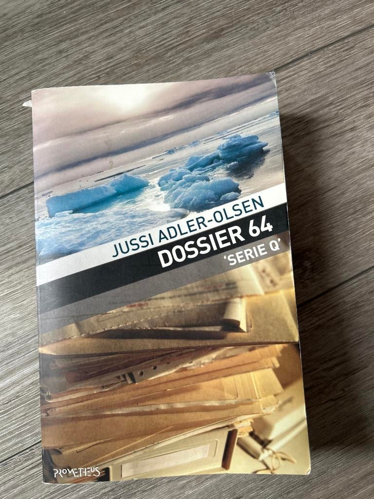 Dossier 64 - Jussi Adler-Olsen (Serie Q), Boeken, Detectives, Ophalen of Verzenden, Gelezen