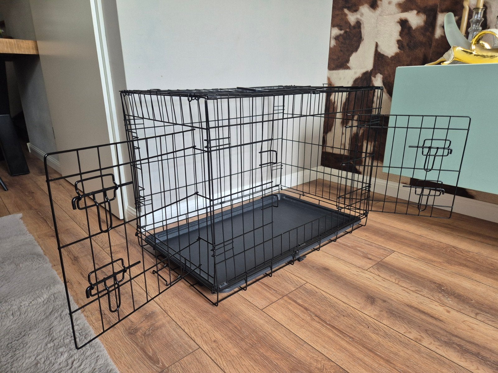 Metalen bench zwart z.g.a.n. + kunstof onderplaat, Dieren en Toebehoren, Hondenhokken, Ophalen, Minder dan 65 cm, Hondenhok, Zo goed als nieuw