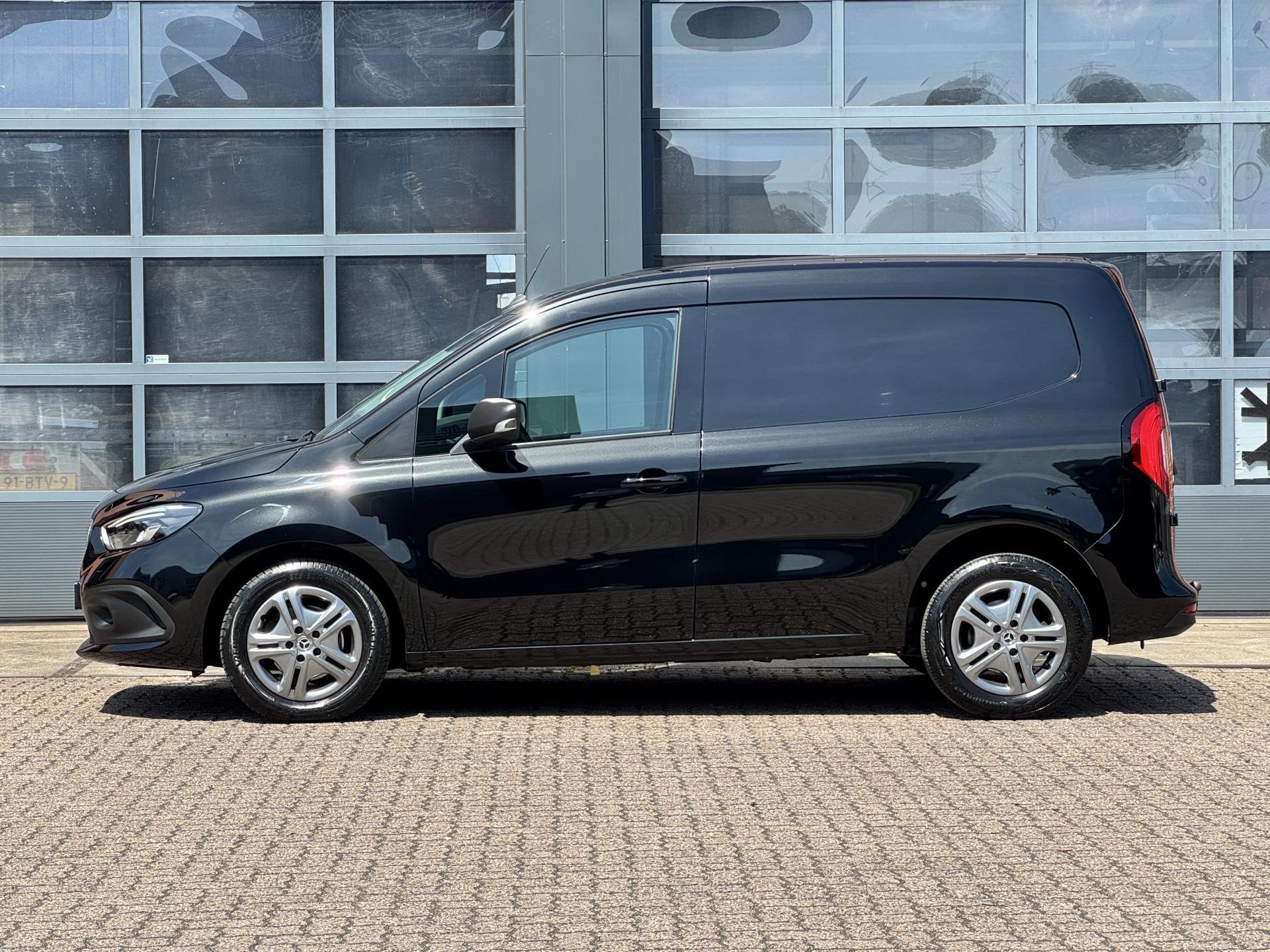Mercedes-Benz Citan 112 L1 Pro | Trekhaak | Cruise | Camera, Auto's, Bestelauto's, Stof, 4 cilinders, 116 pk, Zwart