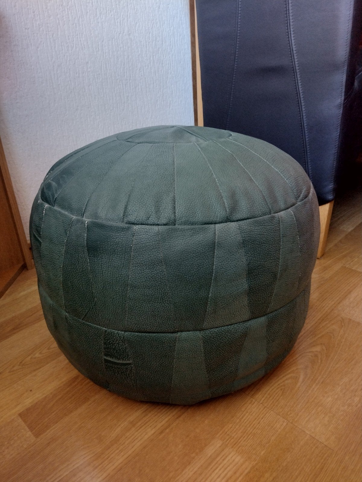 Groene leren poef - Comfortabel en stijlvol, Ophalen, Gebruikt, Modern, Bohemian, Leer
