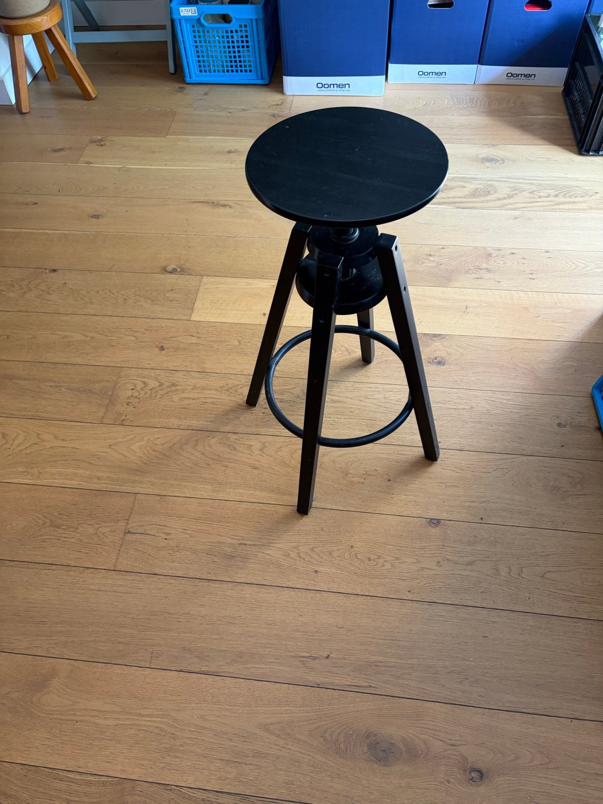 Zwarte IKEA kruk, verstelbaar, zo goed als nieuw, Huis en Inrichting, Krukjes, Ophalen, In hoogte verstelbaar, Zo goed als nieuw