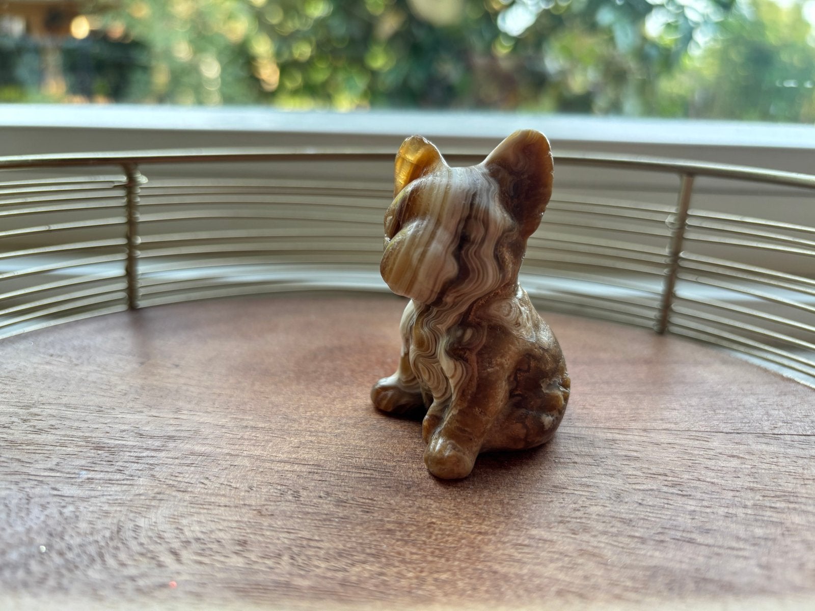 Franse Bulldog Beeldje carving van Amber Calciet, Verzamelen, Ophalen of Verzenden, Nieuw, Dier