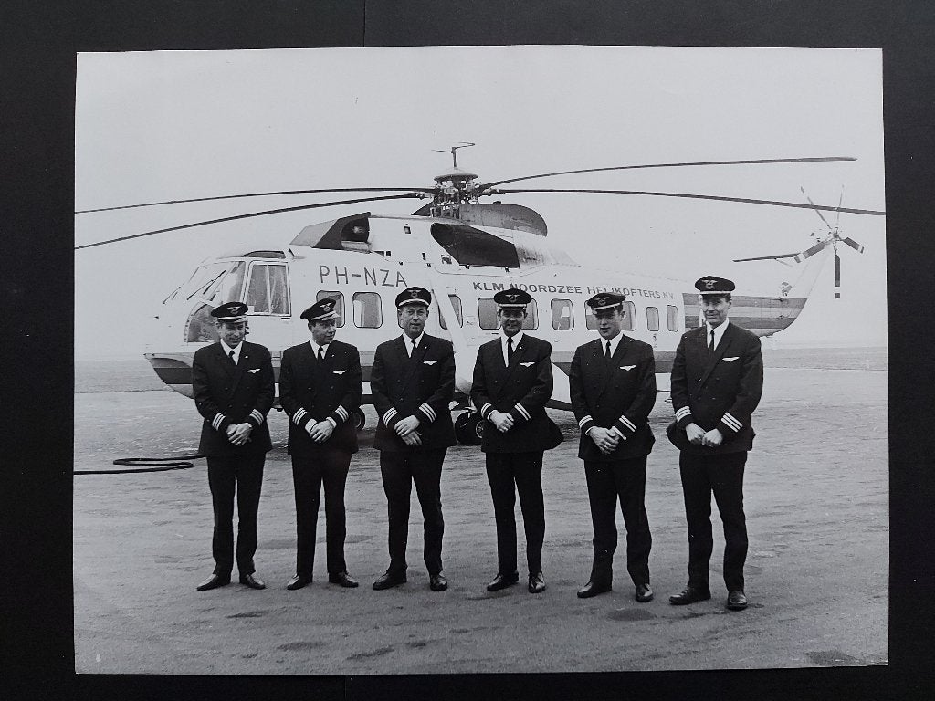 Foto van een KLM Helikopter de PH-NZA met bemanning (F1011), Ophalen of Verzenden, Gebruikt, Kaart, Foto of Prent
