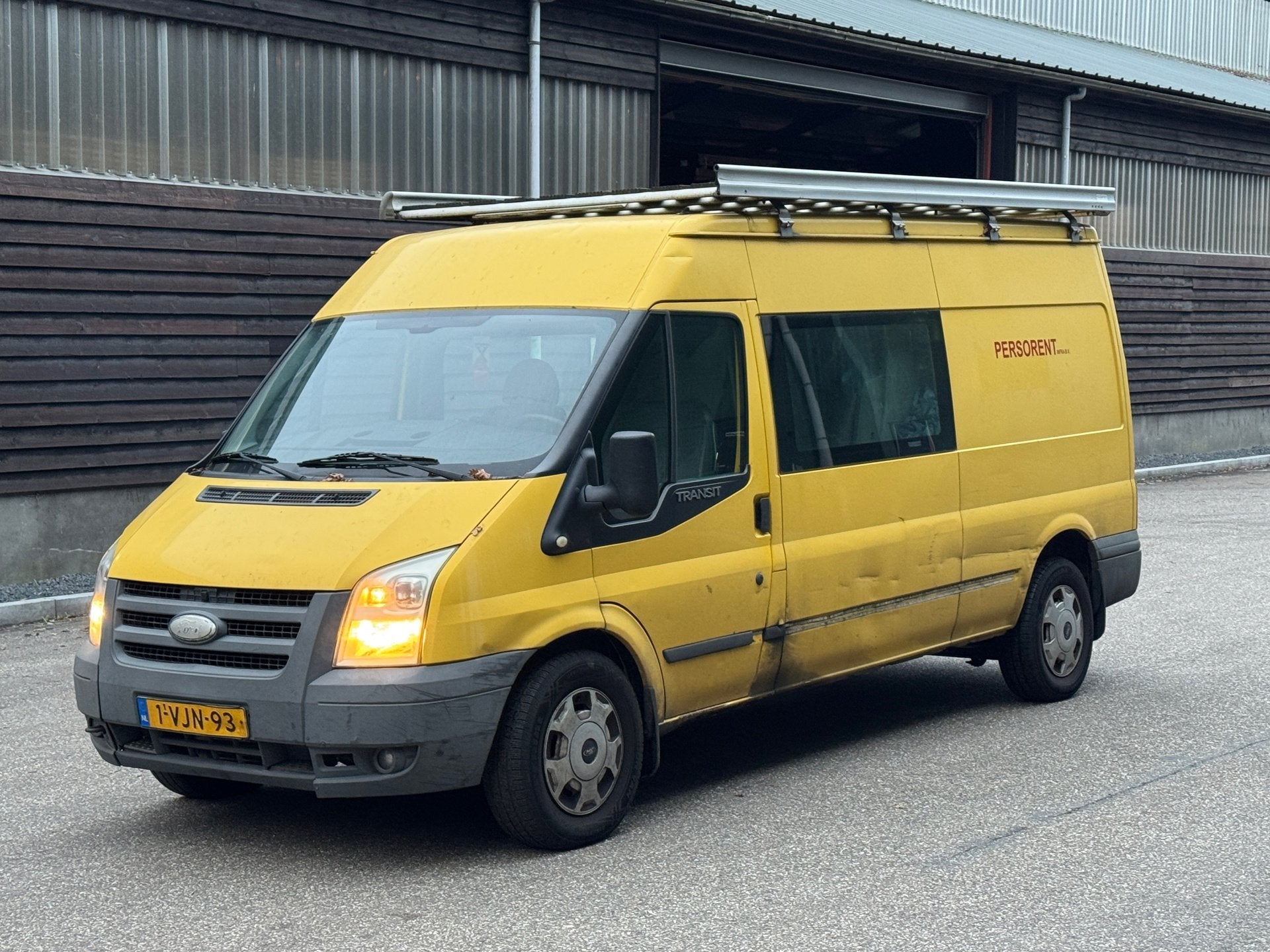 Ford Transit 350L 2.2 TDCI SHD DC, Auto's, Bestelauto's, Voorwielaandrijving, Stof, Gebruikt, Zwart