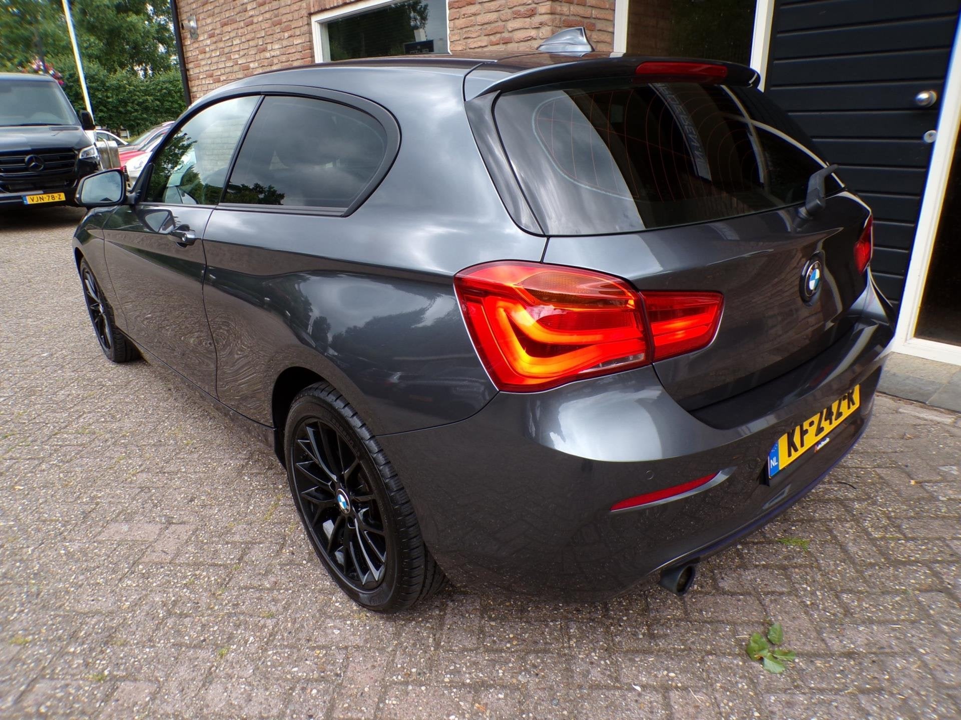 BMW 1-serie 118i Centennial High Executive Automaat / leder, Auto's, Dealer onderhouden, Gebruikt, 1290 kg, 4 stoelen