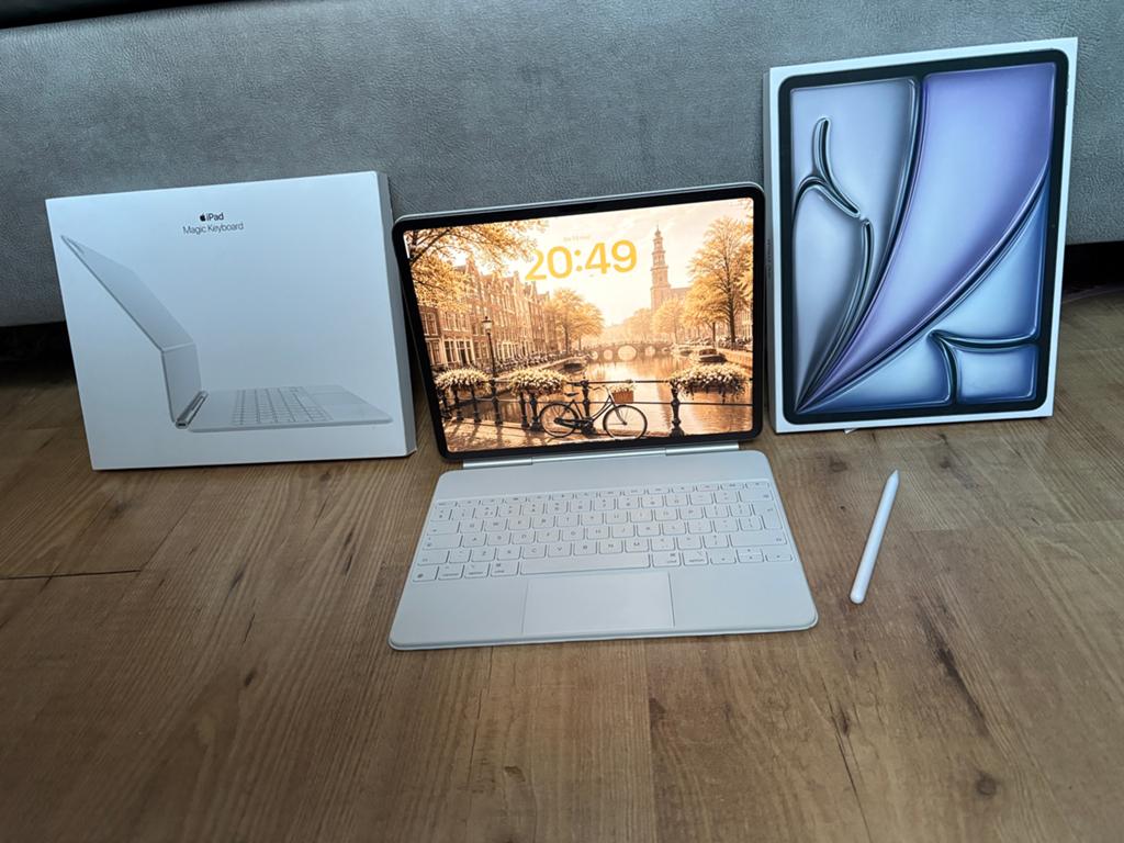 iPad Air M3 13 inch | Magic Keyboard | Pencil Pro | Garantie, Ophalen of Verzenden, Zo goed als nieuw, Grijs, Apple iPad Air