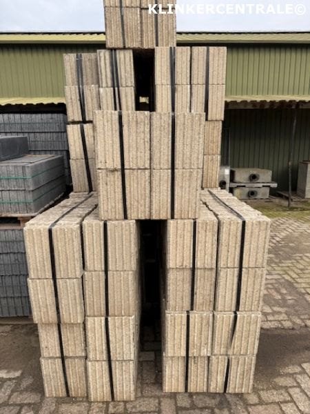 2.090 stuks 190m2 wit 30x30x6cm blindengeleidetegels., Bij dit gebruikte product niet meer te achterhalen., Gebruikt, Verzenden