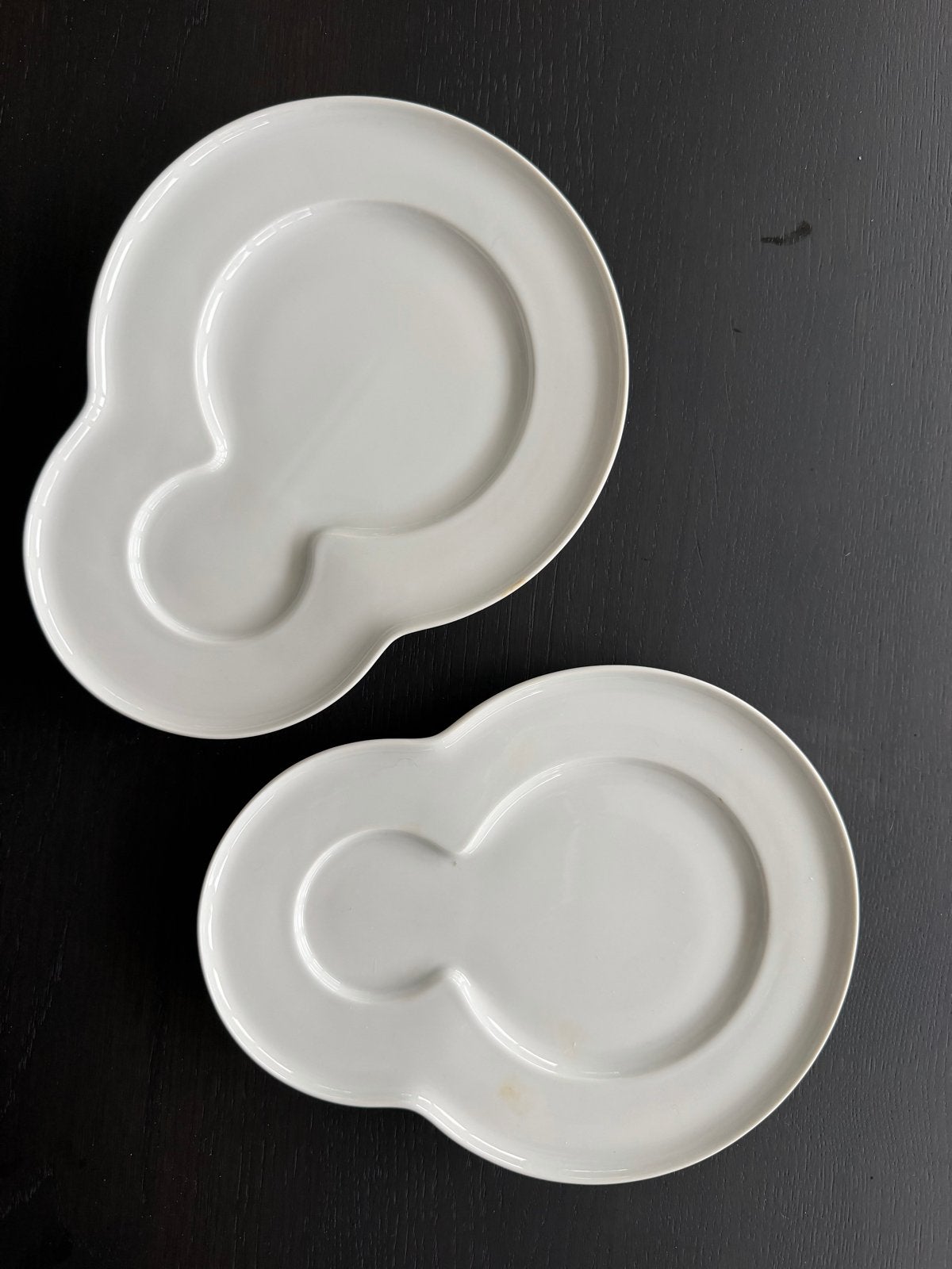 Arzberg servies: 2 witte borden met uniek design, Huis en Inrichting, Arzberg, Ophalen of Verzenden, Zo goed als nieuw, Bord(en)