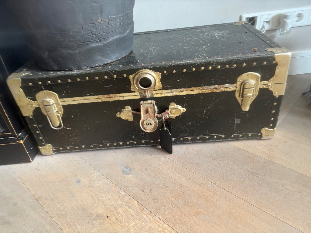Grote antieke koffer zwart goud, Sieraden, Tassen en Uiterlijk, Koffers, Ophalen, Gebruikt, Hard kunststof, 70 cm of meer