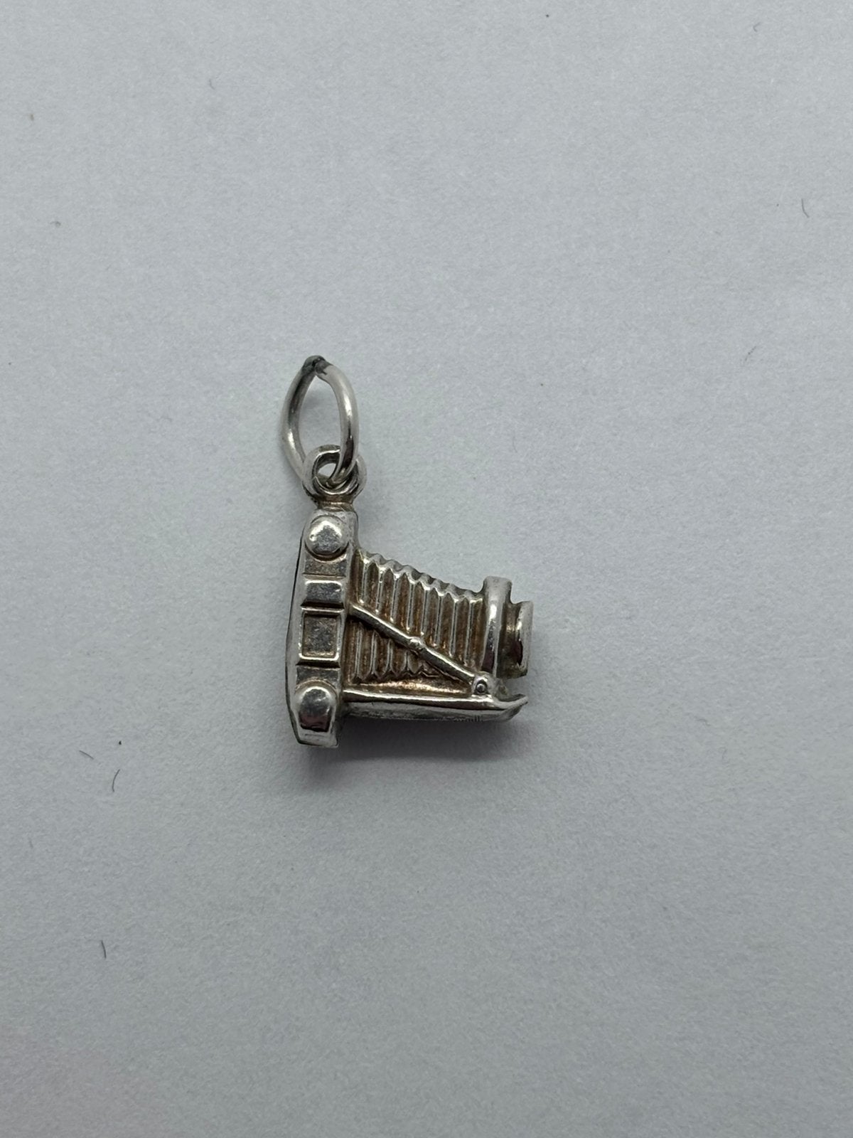 Zilveren hanger in de vorm van een oude vouwcamera, Overige merken, Ophalen of Verzenden, Zo goed als nieuw, 1 bedel