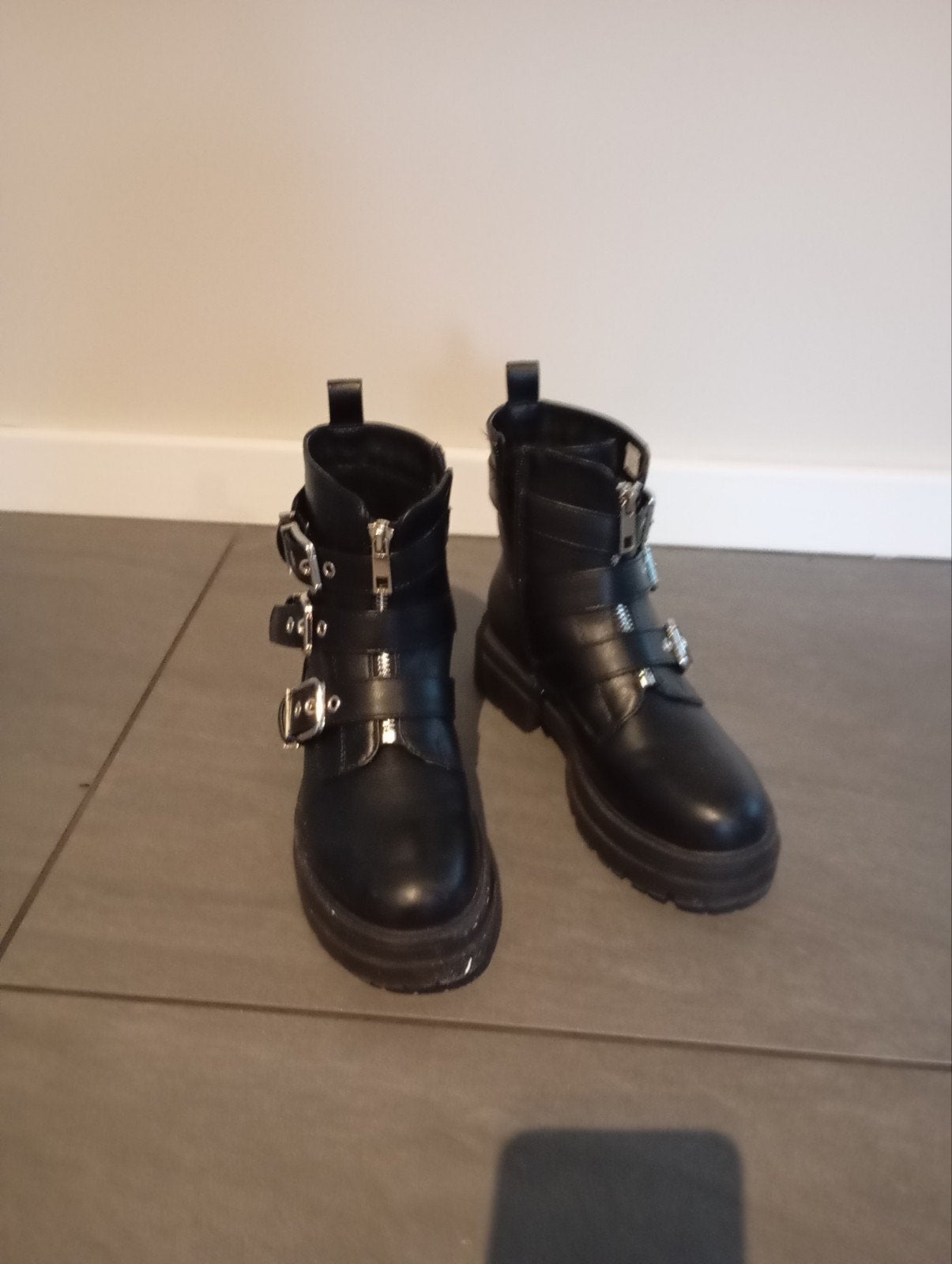 Zwarte biker boots met gespen, Kleding | Dames, Schoenen, Ophalen of Verzenden, Gedragen, Zwart, Lage of Enkellaarzen