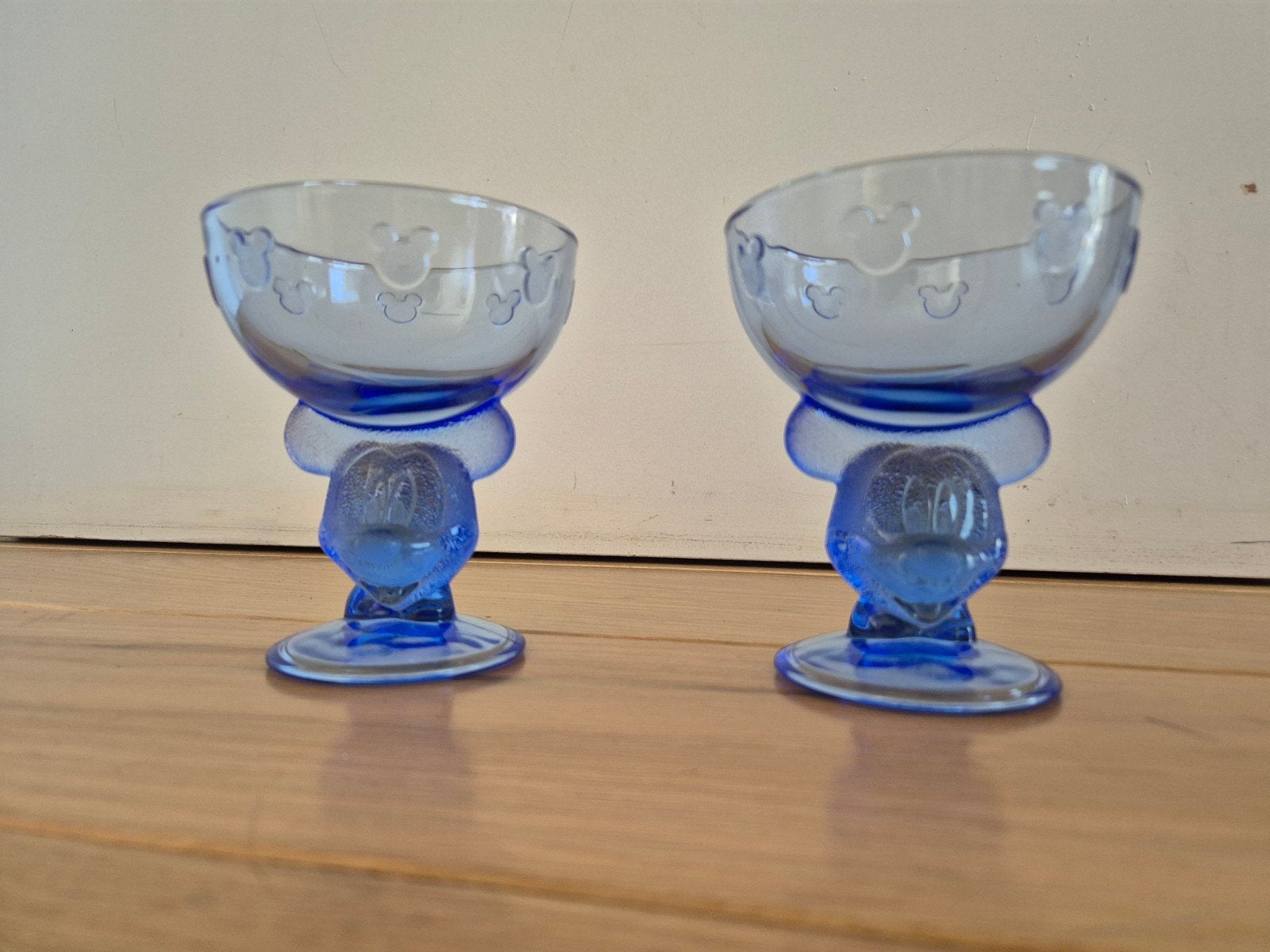 2 originele Disney ijscoupes, blauw glas, Verzamelen, Ophalen of Verzenden, Mickey Mouse, Nieuw, Servies