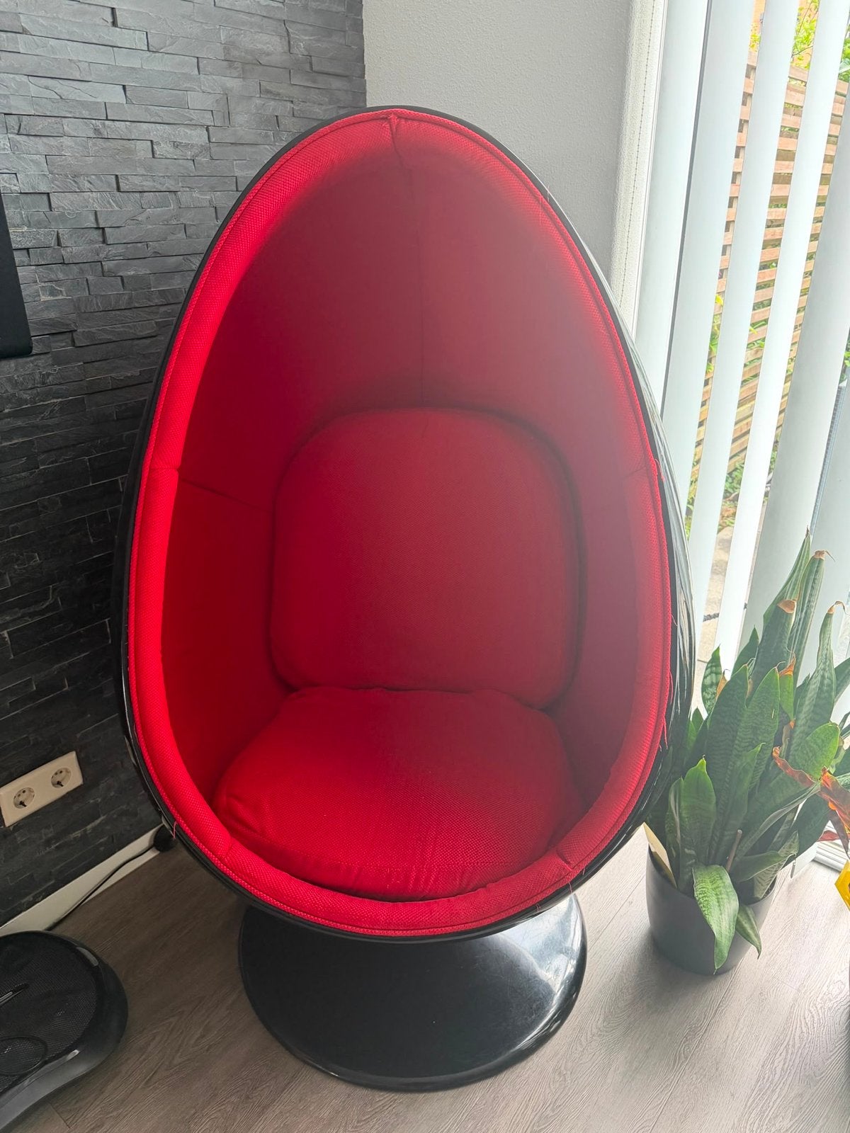Moderne Zwarte Eistoel met Rood Interieur, Huis en Inrichting, Stoelen, Ophalen, Gebruikt, Zwart, Overige materialen