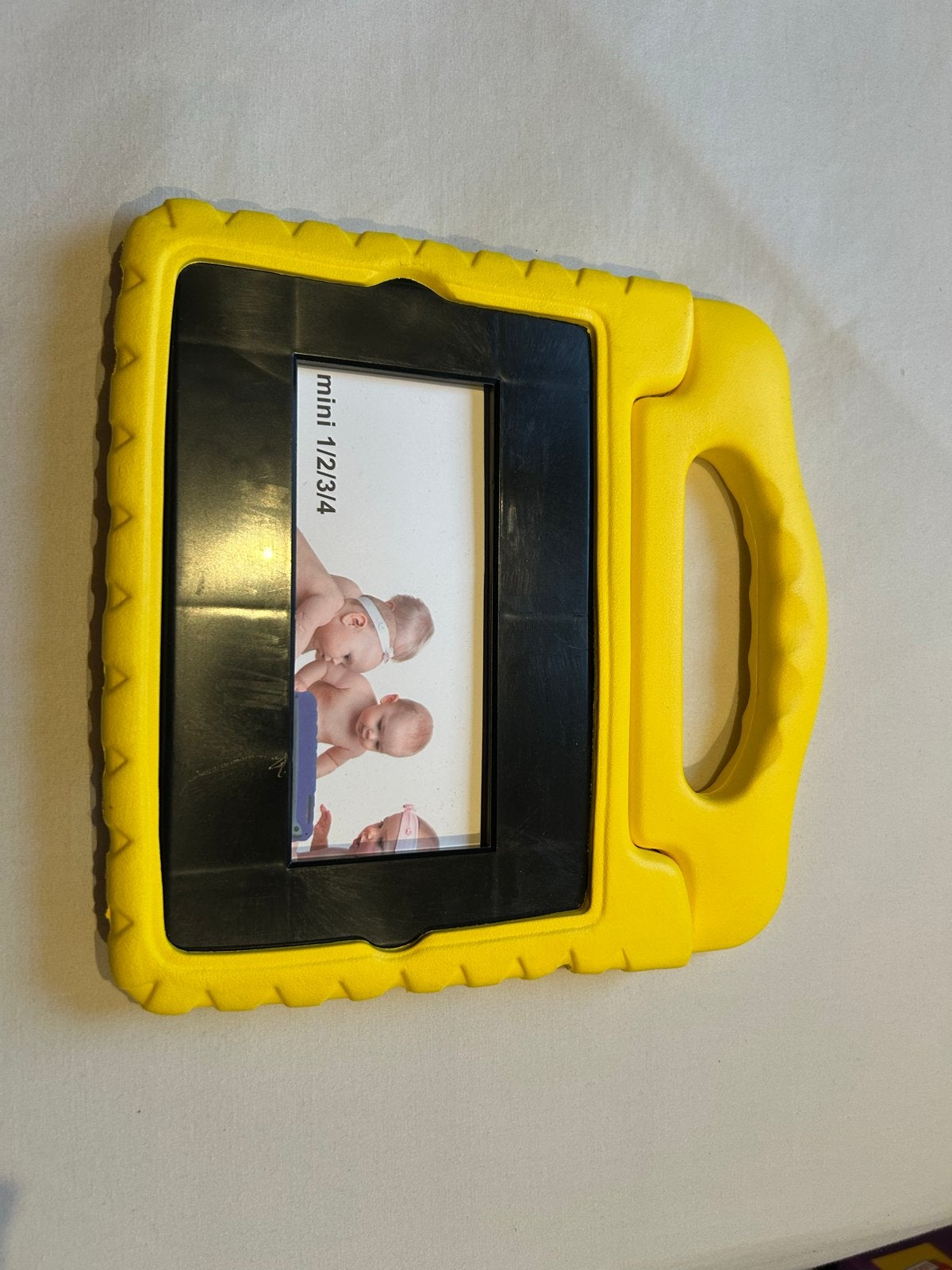 Apple iPad Mini 1/2/3/4 met geel kinderhoesje, Gebruikt, Overige kleuren, Ophalen of Verzenden, 7 inch of minder