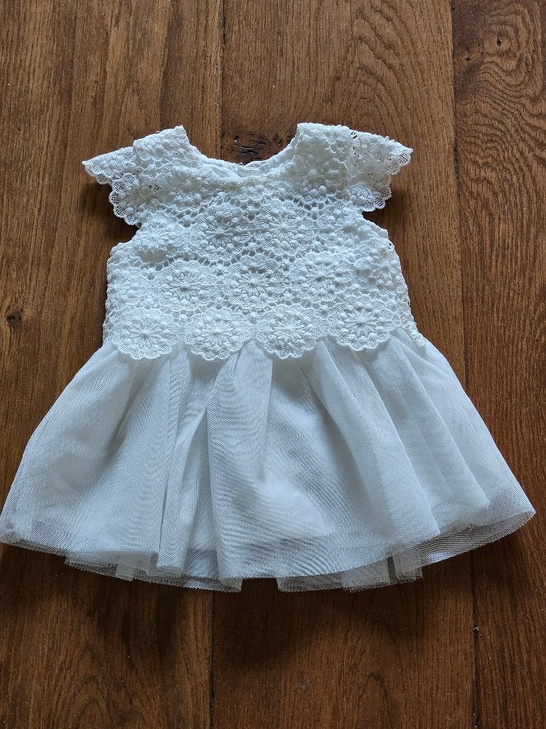 Vintage Schattig wit kanten baby doopjurkje met tule rokje, Antiek en Kunst, Antiek | Kleding en Accessoires, Ophalen of Verzenden